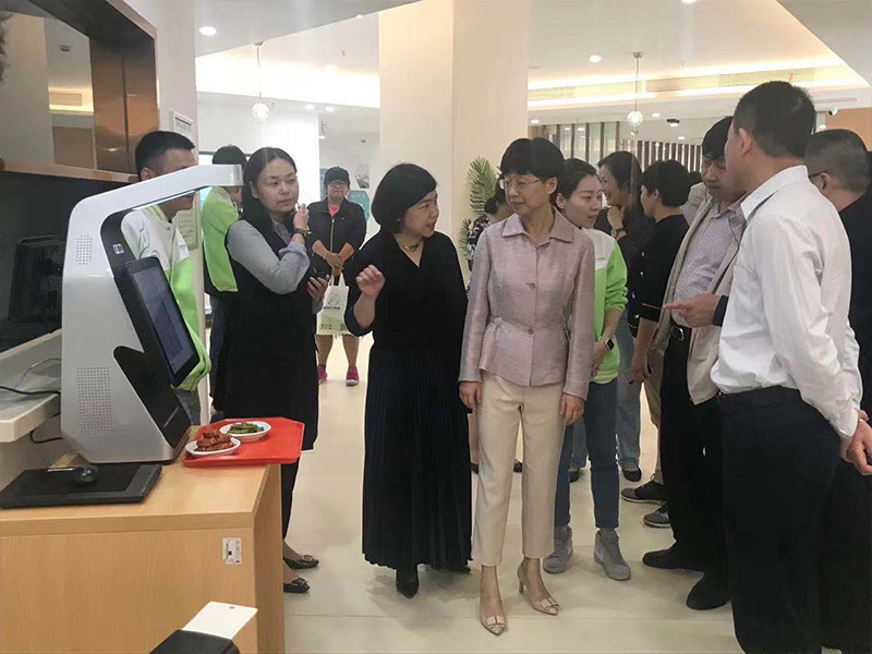 2019.10.24拱墅區(qū)區(qū)長(zhǎng) 章燕、副區(qū)長(zhǎng)方友青視察智慧養(yǎng)老食堂